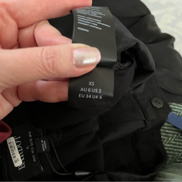 NWT Bardot Lena Pants Pleat Front Satin Black Pin Tuck Wide Leg Woman’s Size XS - Picture 6 of 12